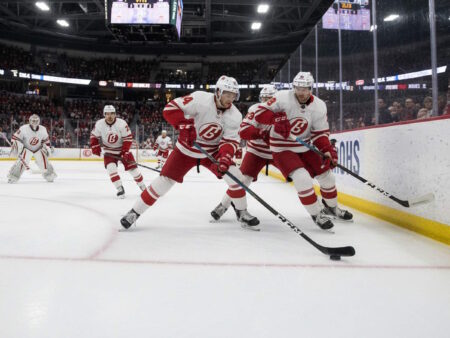 Dump and Chase beim Eishockey – Begriffserklärung, Daten und Fakten