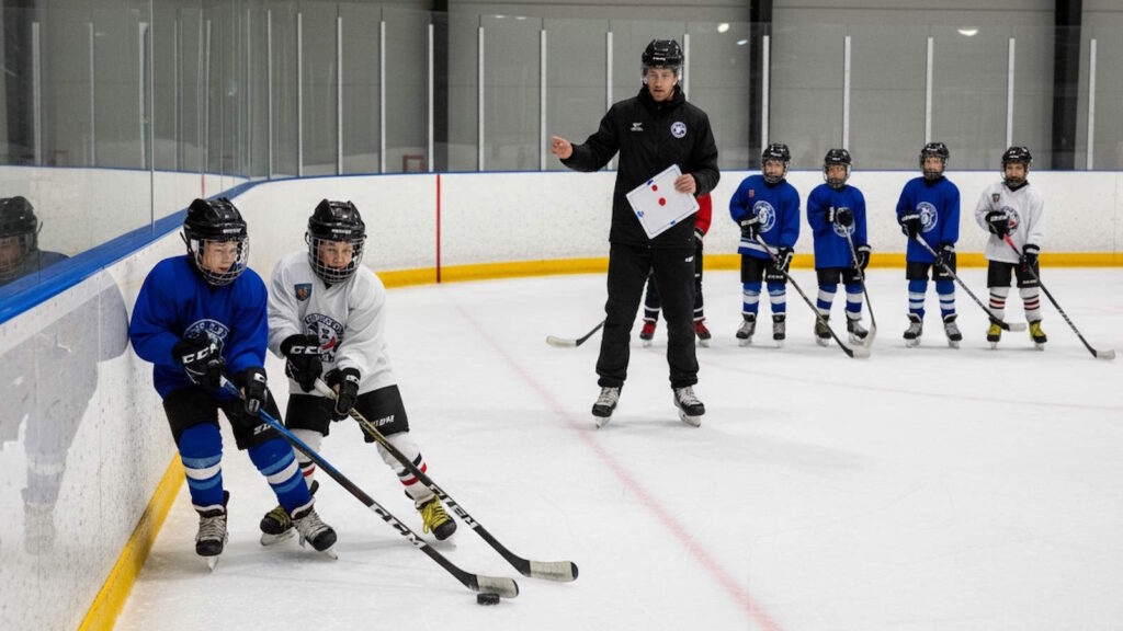 Dump and Chase beim Eishockey – Begriffserklärung, Daten und Fakten 2 Dump and Chase im Jugendbereich