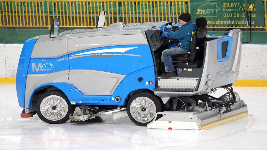 Eishockey Spielfeld in der DEL: Aufbau, Maße, Markierungen und Besonderheiten 5 Eisaufbereitung durch den Zamboni