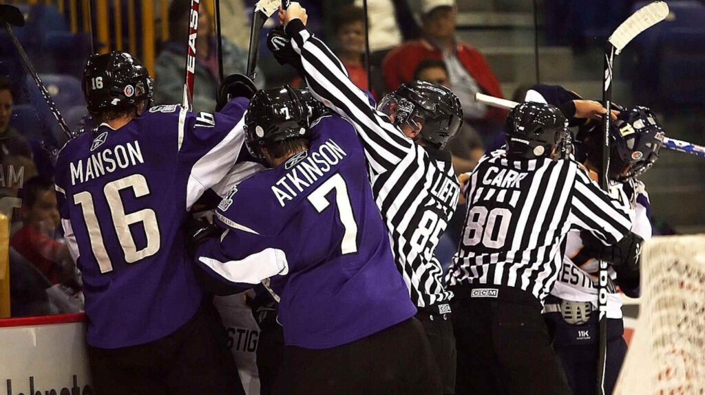 Eishockey Geschichte: Alles Wissenswerte über die Entstehung und Entwicklung des schnellen Wintersports 5 eishockey schiedsrichter linesmen