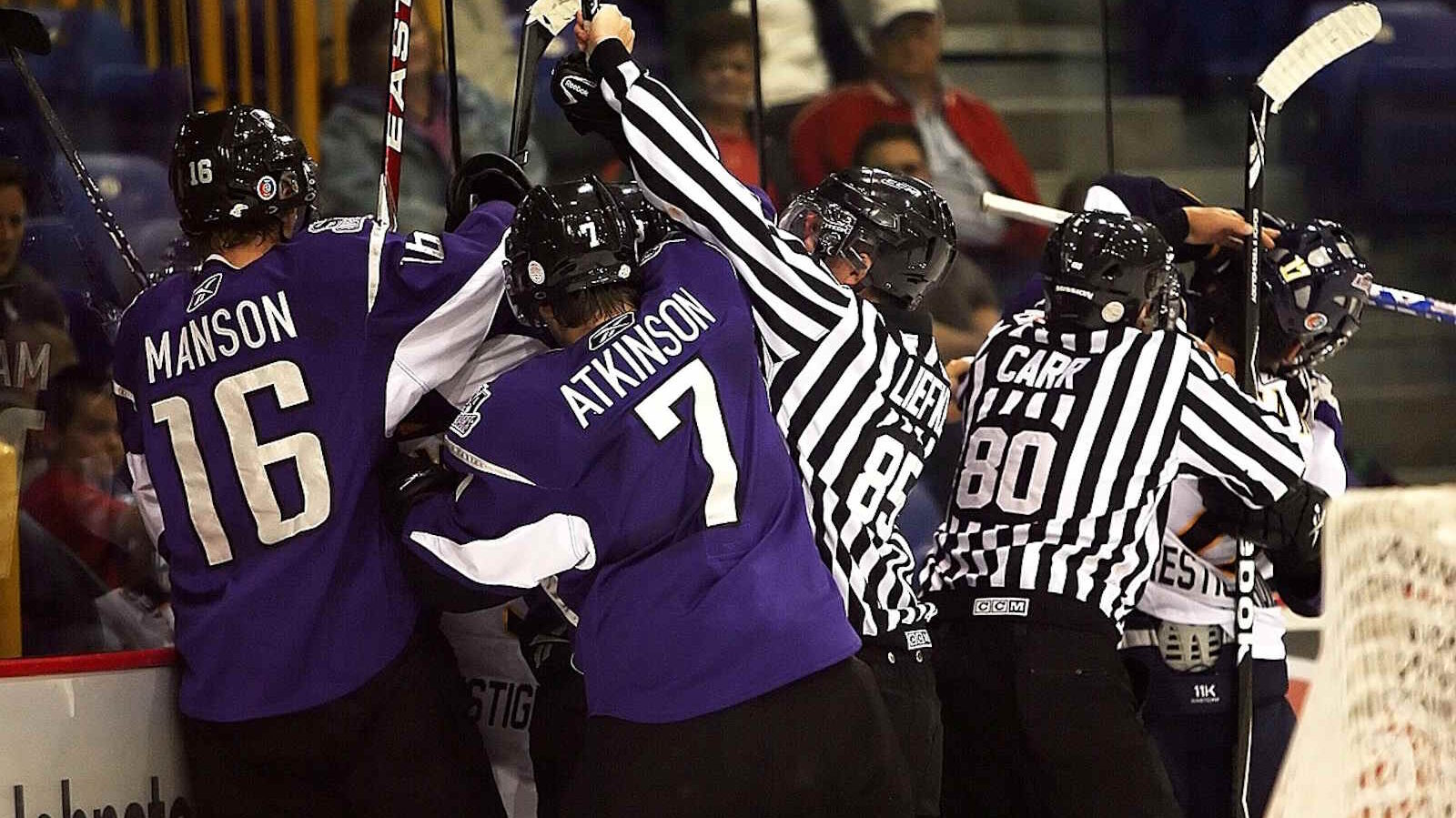 Eishockey Spielfeld in der DEL: Aufbau, Maße, Markierungen und Besonderheiten 8 eishockey schiedsrichter linesmen